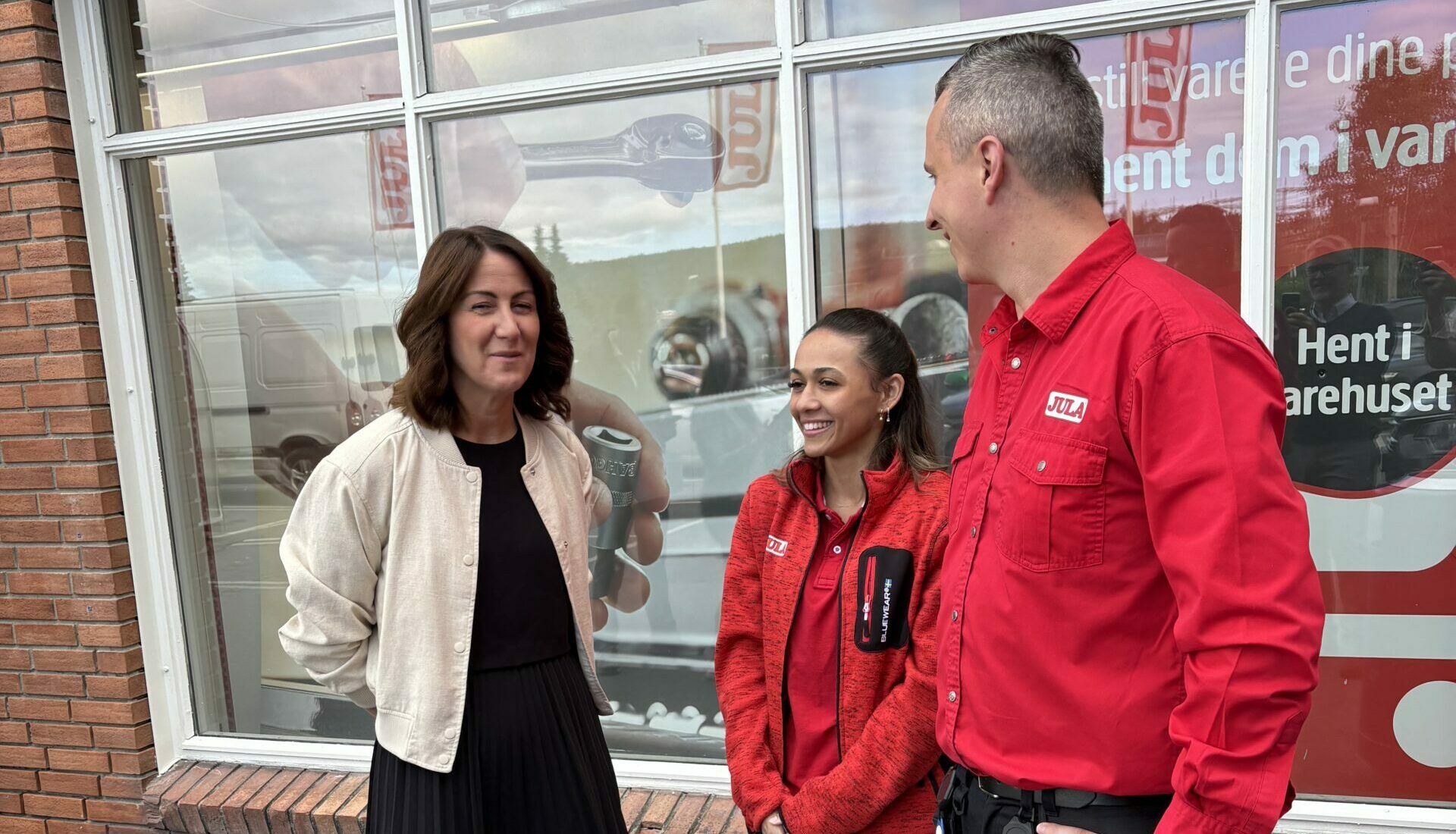 Arbeids- og inkluderingsminister Tonje Brenna møtte Veronica Wilson og varehussjef Radomir Radosavljevic, i forbindelse med at regjeringen foreslår en ny oppfølgingsordning for tilrettelagt arbeid i ordinære virksomheter.