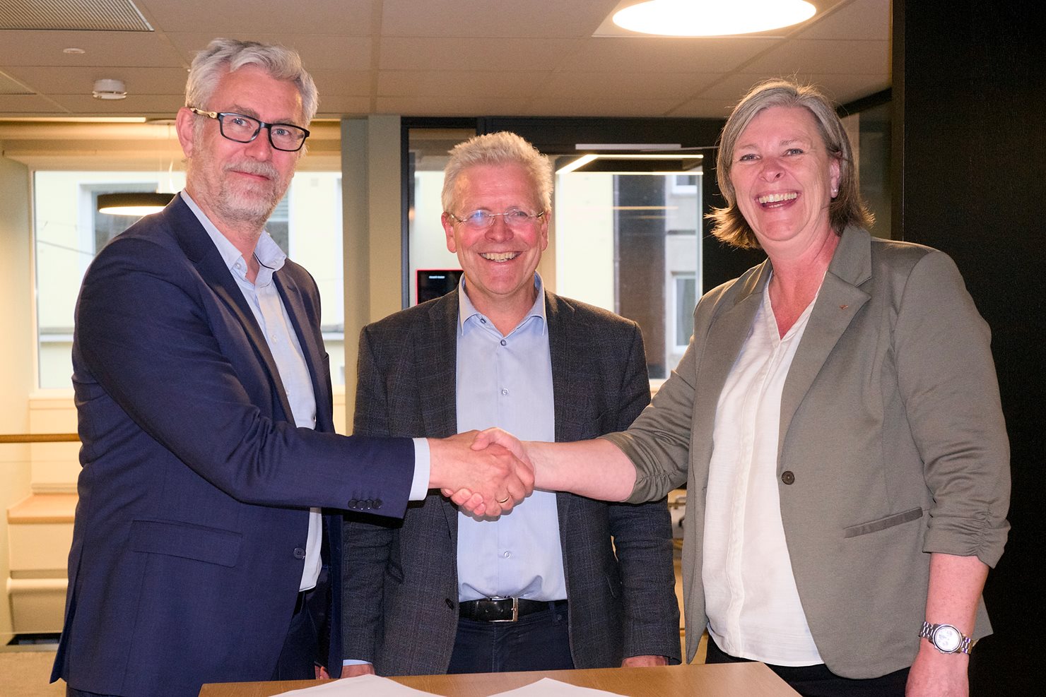 Onar Aanestad fra iArbeid, mekler Torkjel Nesheim og Hilde Elgesem Andersen fra Fellesforbundet, etter at enigheten var et faktum. Foto: Fellesforbundet