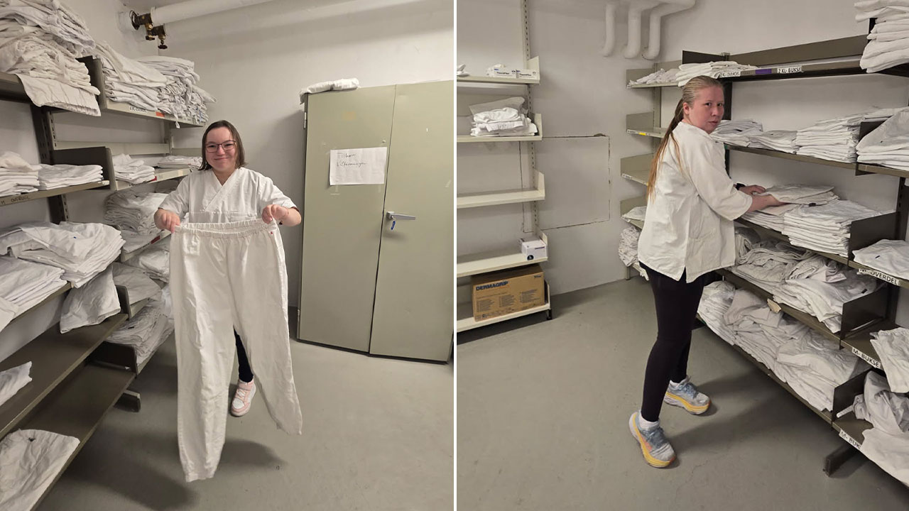 To sammensatte bilder fra et lagerrom med hvite arbeidsklær på sykeavdelingen. Til venstre står en smilende kvinne i hvit overdel og holder opp en hvit bukse. Til høyre står en kvinne ved åpne hyller og rydder sammenbrettede hvite klær på plass.